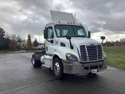 Freightliner Cascadia 113 Single Axle Day Cab Truck - 450HP, 12 Speed Automatic