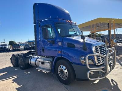 Freightliner Cascadia 113 Day Cab Truck - 450HP, 12 Speed Automatic