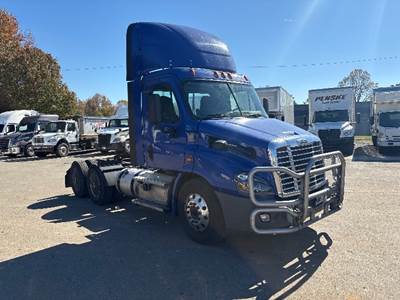 Freightliner Cascadia 113 Day Cab Truck - 450HP, 12 Speed Automatic