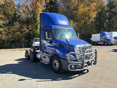 Freightliner Cascadia 113 Day Cab Truck - 450HP, 12 Speed Automatic