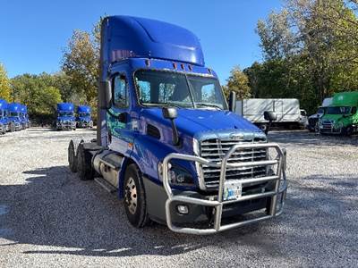 Freightliner Cascadia 113 Day Cab Truck - 450HP, 12 Speed Automatic