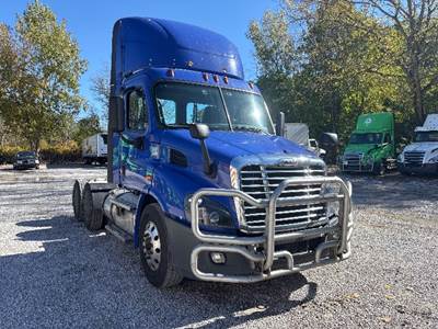 Freightliner Cascadia 113 Day Cab Truck - 450HP, 12 Speed Automatic