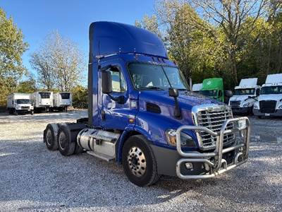 Freightliner Cascadia 113 Day Cab Truck - 450HP, 12 Speed Automatic