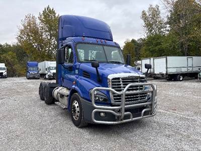 Freightliner Cascadia 113 Day Cab Truck - 450HP, 12 Speed Automatic