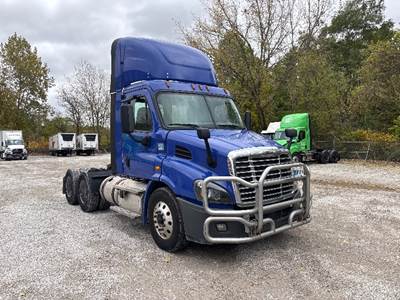 Freightliner Cascadia 113 Day Cab Truck - 450HP, 12 Speed Automatic