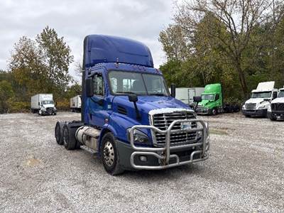 Freightliner Cascadia 113 Day Cab Truck - 450HP, 12 Speed Automatic