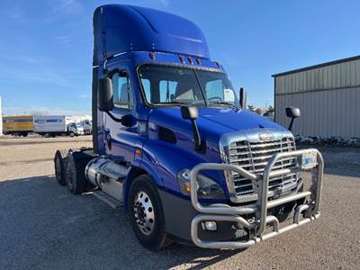 Freightliner Cascadia 113 Day Cab Truck - 450HP, 12 Speed Automatic