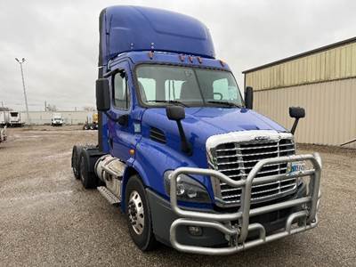 Freightliner Cascadia 113 Day Cab Truck - 450HP, 12 Speed Automatic