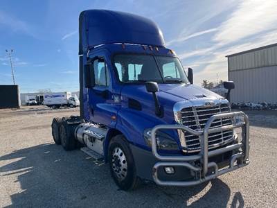 Freightliner Cascadia 113 Day Cab Truck - 450HP, 12 Speed Automatic