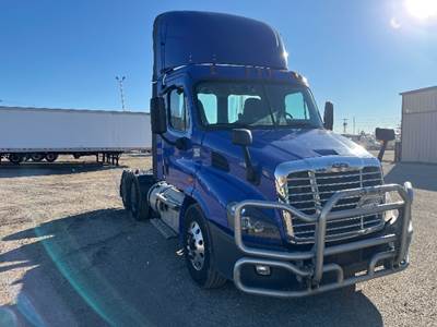 Freightliner Cascadia 113 Day Cab Truck - 450HP, 12 Speed Automatic