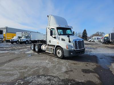 Freightliner Cascadia 113 Day Cab Truck - Cummins 370HP, 10 Speed Manual