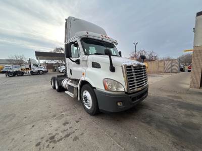 Freightliner Cascadia 113 Day Cab Truck - Cummins 370HP, 10 Speed Manual