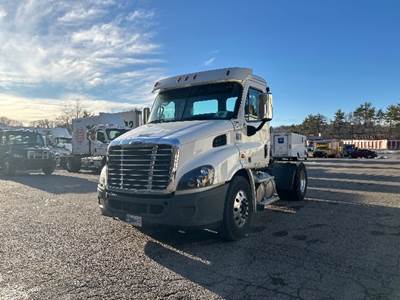 Freightliner Cascadia 113 Single Axle Day Cab Truck - 410HP, 12 Speed Automatic