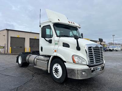 Freightliner Cascadia 113 Single Axle Day Cab Truck - 450HP, 12 Speed Automatic