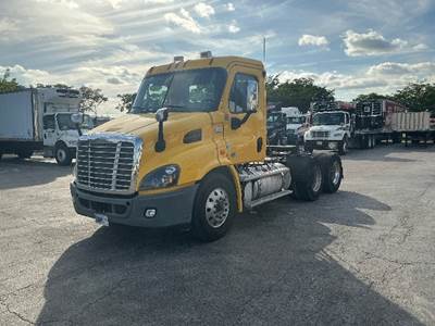 Freightliner Cascadia 113 Day Cab Truck - 450HP, 10 Speed Automatic