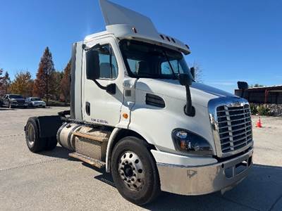Freightliner Cascadia 113 Single Axle Day Cab Truck - 435HP, 12 Speed Automatic