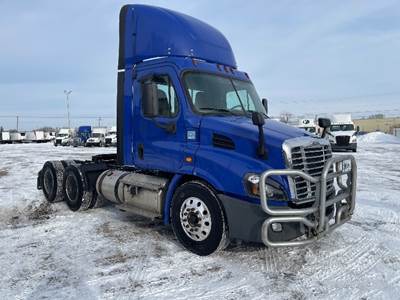 Freightliner Cascadia 113 Day Cab Truck - 450HP, 12 Speed Automatic