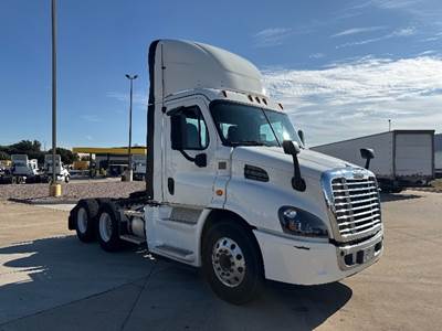 Freightliner Cascadia 113 Day Cab Truck - 435HP, 12 Speed Automatic