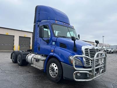 Freightliner Cascadia 113 Day Cab Truck - 450HP, 12 Speed Automatic