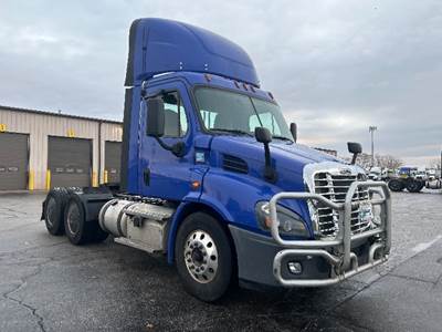 Freightliner Cascadia 113 Day Cab Truck - 450HP, 12 Speed Automatic