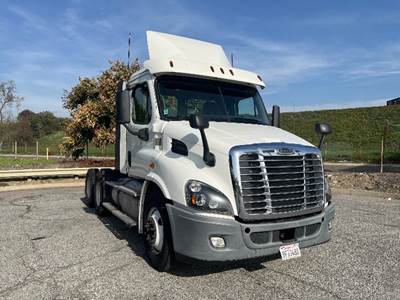 Freightliner Cascadia 113 Day Cab Truck - 450HP, 12 Speed Automatic