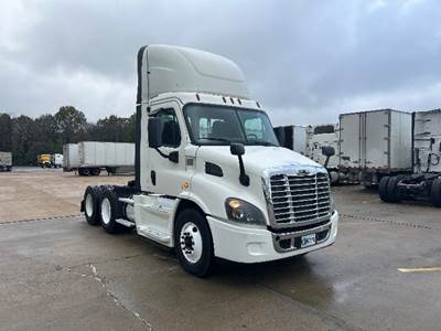Freightliner Cascadia 113 Day Cab Truck - 435HP, 12 Speed Automatic
