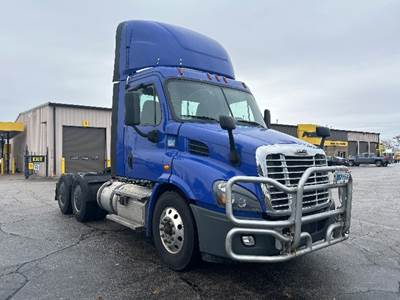 Freightliner Cascadia 113 Day Cab Truck - 450HP, 12 Speed Automatic