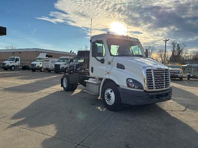 Freightliner Cascadia 113 Single Axle Day Cab Truck - 410HP, 12 Speed Automatic
