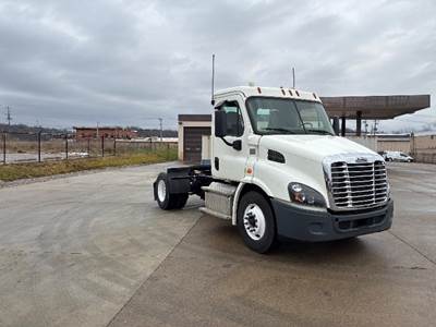 Freightliner Cascadia 113 Single Axle Day Cab Truck - 410HP, 12 Speed Automatic