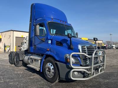 Freightliner Cascadia 113 Day Cab Truck - 450HP, 12 Speed Automatic