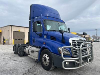 Freightliner Cascadia 113 Day Cab Truck - 450HP, 12 Speed Automatic
