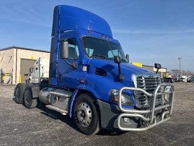 Freightliner Cascadia 113 Day Cab Truck - 450HP, 12 Speed Automatic