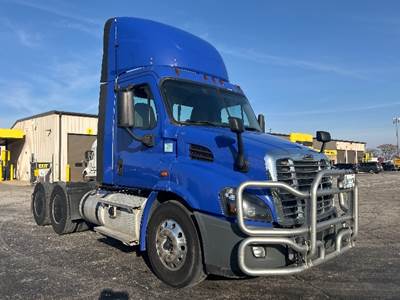 Freightliner Cascadia 113 Day Cab Truck - 450HP, 12 Speed Automatic