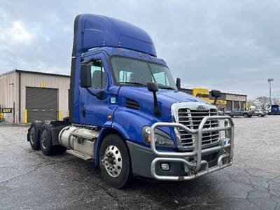 Freightliner Cascadia 113 Day Cab Truck - 450HP, 12 Speed Automatic