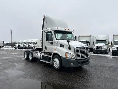 Freightliner Cascadia 113 Day Cab Truck - Cummins 370HP, 10 Speed Manual