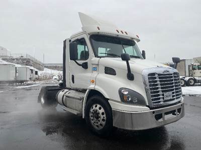 Freightliner Cascadia 113 Single Axle Day Cab Truck - 435HP, 12 Speed Automatic