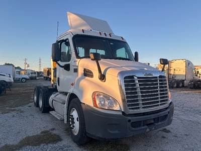 Freightliner Cascadia 113 Day Cab Truck - 450HP, 10 Speed Manual