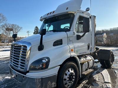Freightliner Cascadia 113 Single Axle Day Cab Truck - 435HP, 12 Speed Automatic