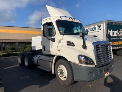 Freightliner Cascadia 113 Day Cab Truck - 410HP, 10 Speed Manual