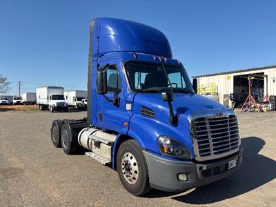 Freightliner Cascadia 113 Day Cab Truck - 450HP, 12 Speed Automatic