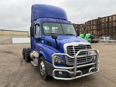 Freightliner Cascadia 113 Day Cab Truck - 450HP, 12 Speed Automatic