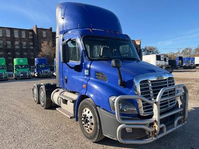 Freightliner Cascadia 113 Day Cab Truck - 450HP, 12 Speed Automatic
