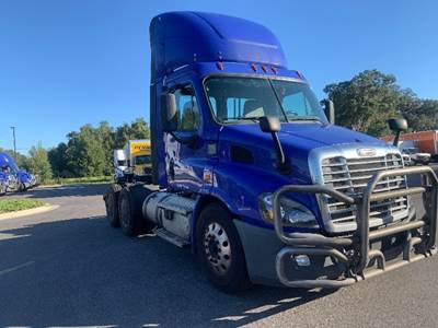 Freightliner Cascadia 113 Day Cab Truck - 450HP, 12 Speed Automatic