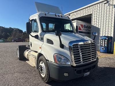 Freightliner Cascadia 113 Single Axle Day Cab Truck - 410HP, 10 Speed Manual