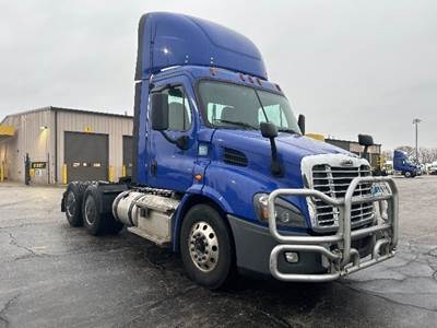 Freightliner Cascadia 113 Day Cab Truck - 450HP, 12 Speed Automatic