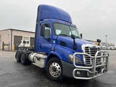 Freightliner Cascadia 113 Day Cab Truck - 450HP, 12 Speed Automatic
