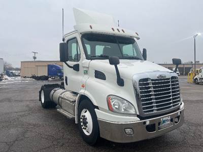 Freightliner Cascadia 113 Single Axle Day Cab Truck - 450HP, 12 Speed Automatic