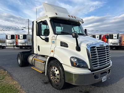 Freightliner Cascadia 113 Single Axle Day Cab Truck - 435HP, 12 Speed Automatic