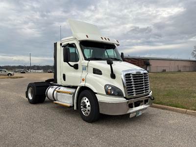 Freightliner Cascadia 113 Single Axle Day Cab Truck - 435HP, 12 Speed Automatic