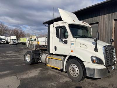 Freightliner Cascadia 113 Single Axle Day Cab Truck - 435HP, 12 Speed Automatic